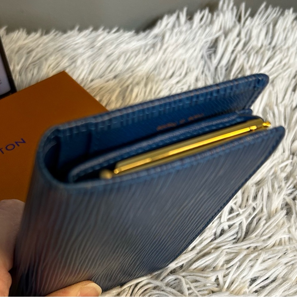 Like new Louis Vuitton Blue Epi Kiss lock Wallet - Picture 5 of 11
